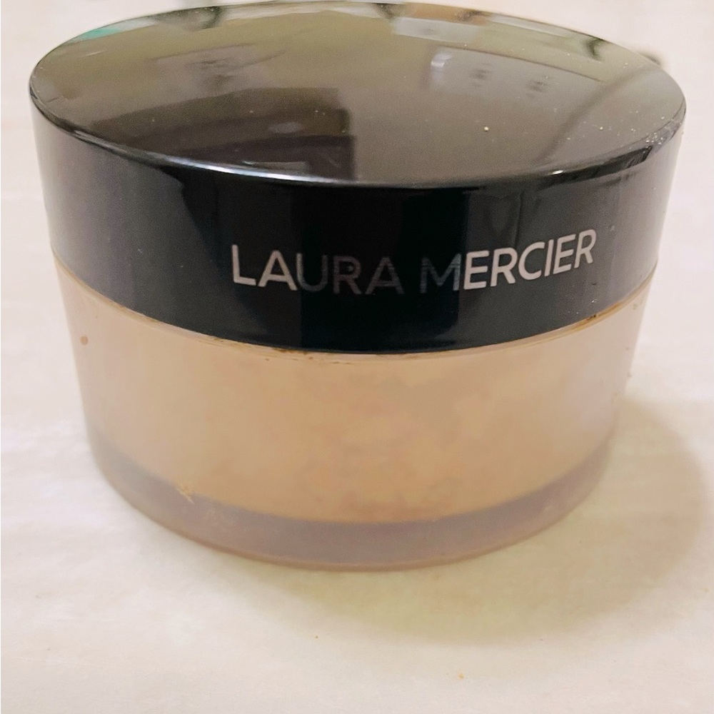 Laura Mercier Translucent Loose Setting Powder- Honey
LAURA MERCIER